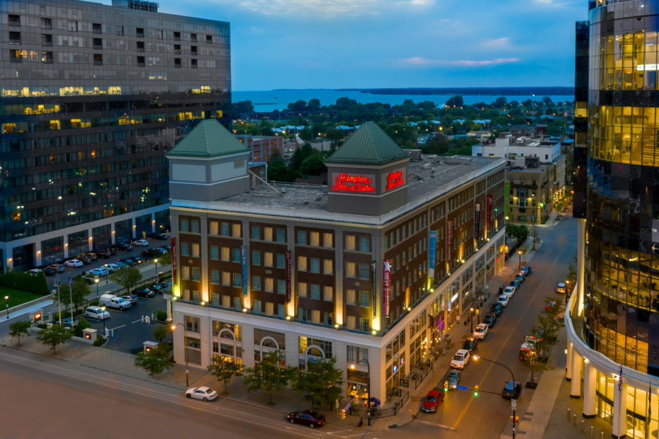 Hampton Inn & Suites Buffalo Downtown exterior at night